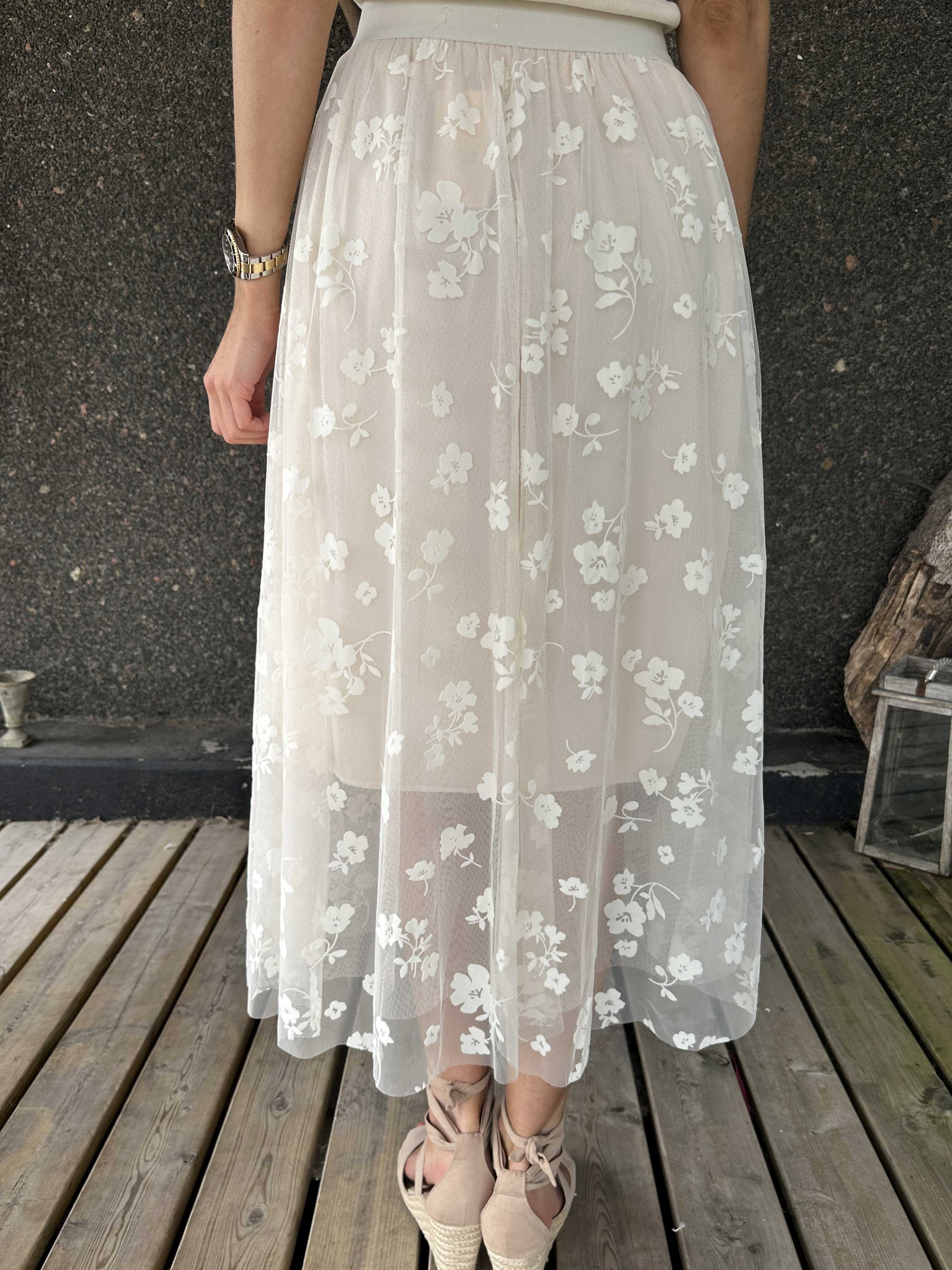 Aella - Lång kjol med blommig tyll